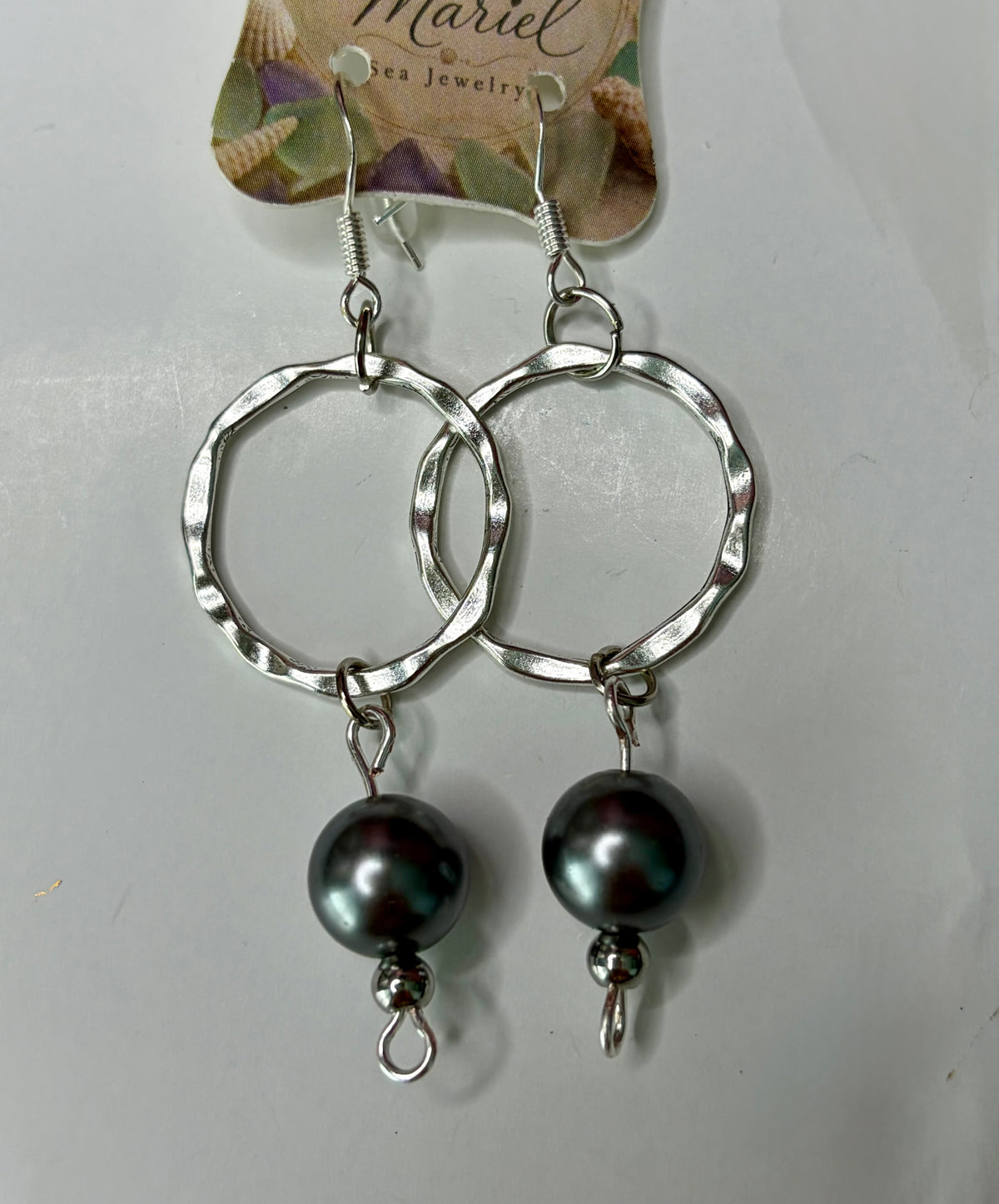Modern hoops, luminous pearls, and a touch of artisan elegance