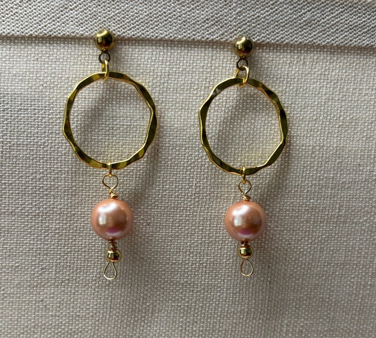 Modern hoops, luminous pearls, and a touch of artisan elegance